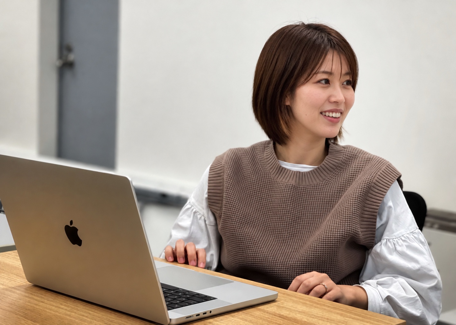 B・Mのインタビュー写真（プライバシー保護のため加工）